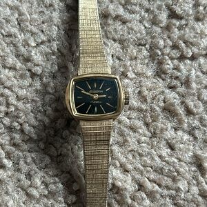 Amitron women’s‎ vintage 10k gold/black dainty bracelet watch measurements shown